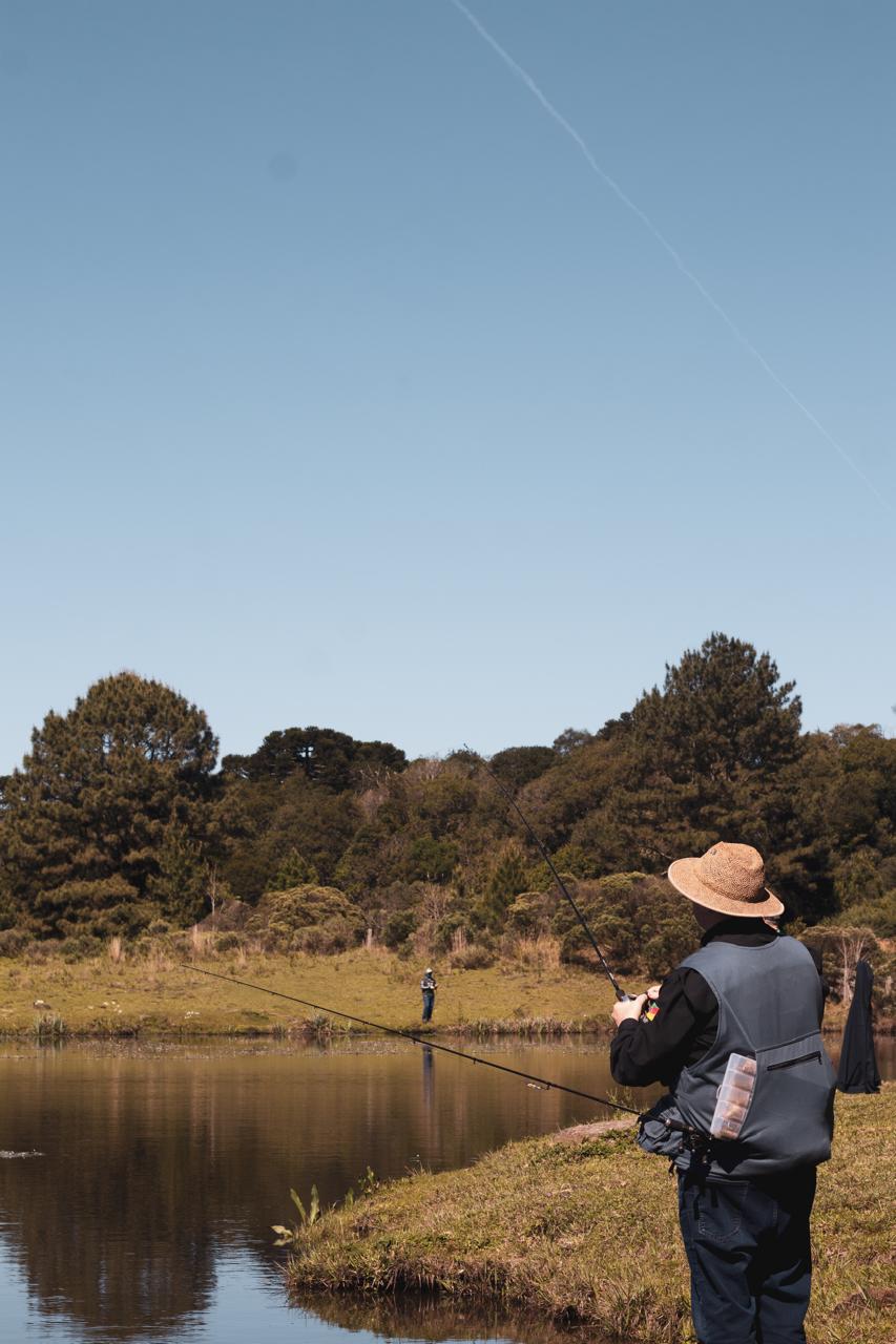 Pescador praticando pesca esportiva em um dos açudes do Ninho da Coruja