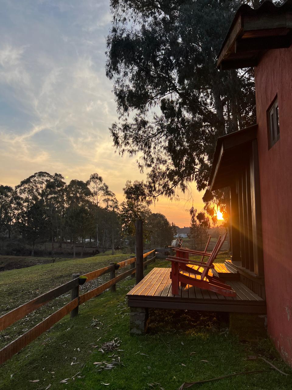 Pôr do sol visto do deck de uma cabana do Ninho da Coruja